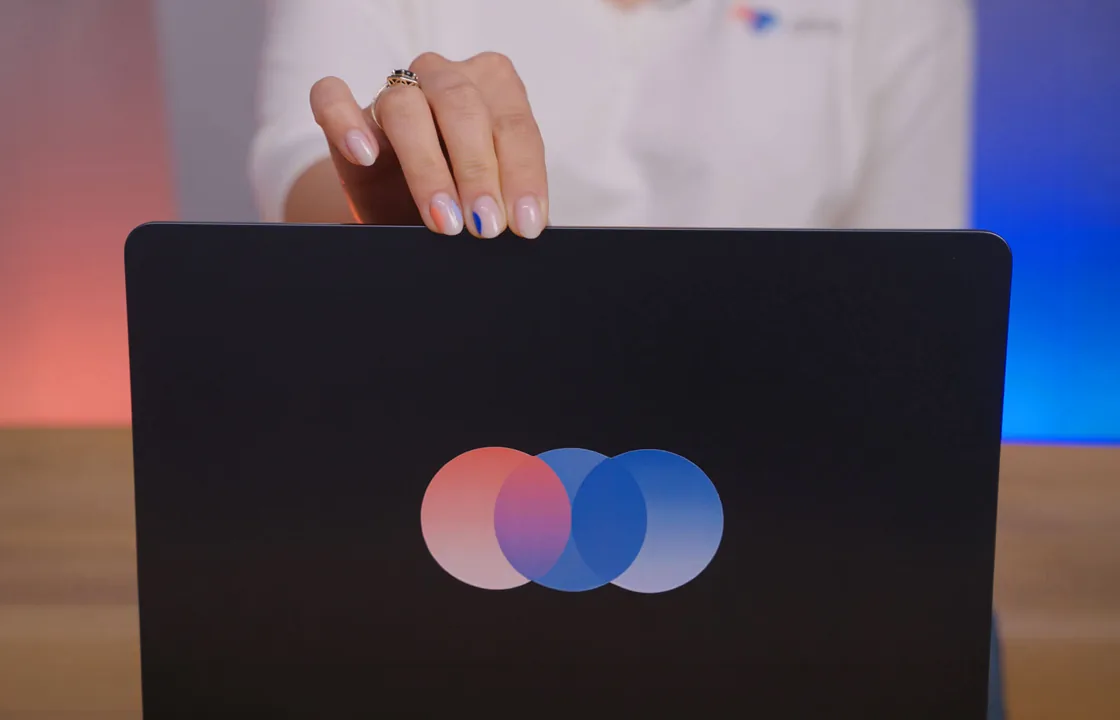Laptop z sygnetem Otiumo na klapie