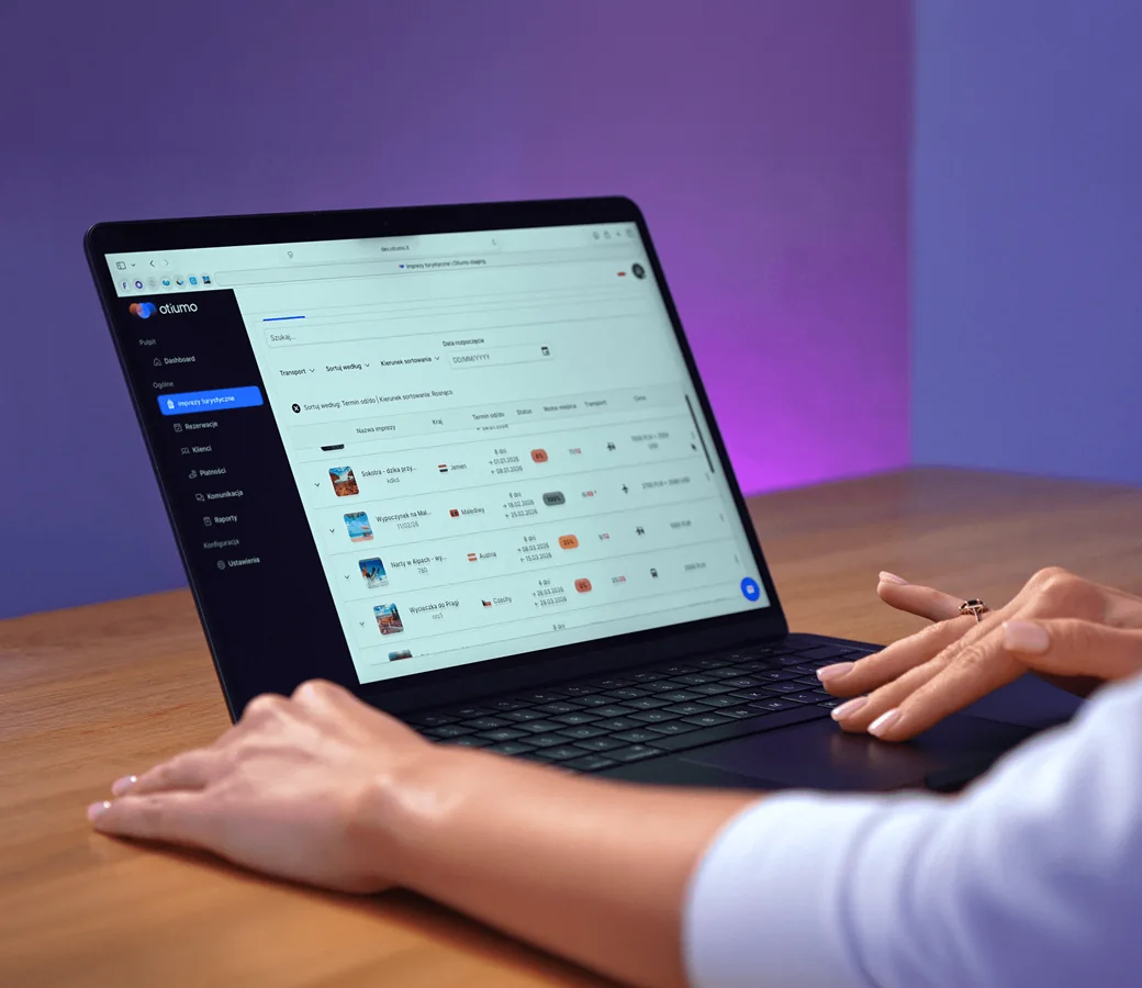Praca w panelu Otiumo – lista imprez turystycznych na ekranie laptopa